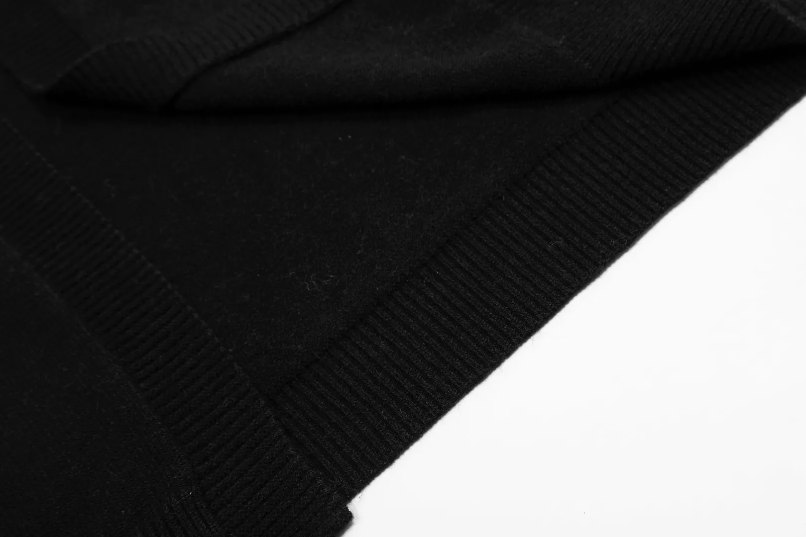 🅿️220 "Top quality" Style number: DS016# [Ralph Lauren V-neck solid color pony embroidered logo woolen knitted shawl cardigan] ✅Ralph Lauren Lazy‌oversize style basic classic versatile ten-color shawl cardigan ✅Main supplier platform live broadcast Wholesale entity Replenishment when out of stock No removal from shelves ✅ZP quality 1:1 version Scan the code to enter the GF website Counter quality ✅Details and quality are the only one in Guangzhou. Light luxury wool. Focus on high-end. Cost-effective. Good quality. Needless to say. ✅Restore the original version. Can wear 190 pounds. Loose, comfortable and stress-free. ✅Loose upper body, oversize and lazy style. Must-have style for goddess ootd. ✅Good-looking clothes are never picky. Recommended for goddess wardrobe. Taro Purple, Light Khaki, Chinese Red, Anchor Red